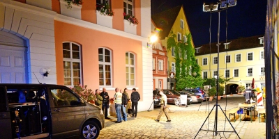 Einsatzkräfte sperrten den Explosionsort ab. Er liegt links vor dem schmalen Eingang zur Reitbahn. Davor befinden sich auf der linken Seite der Pfarrstraße das Jugendzentrum, ein Hotel und eine weitere Gaststätte. (Archivbild: Jim Albright)