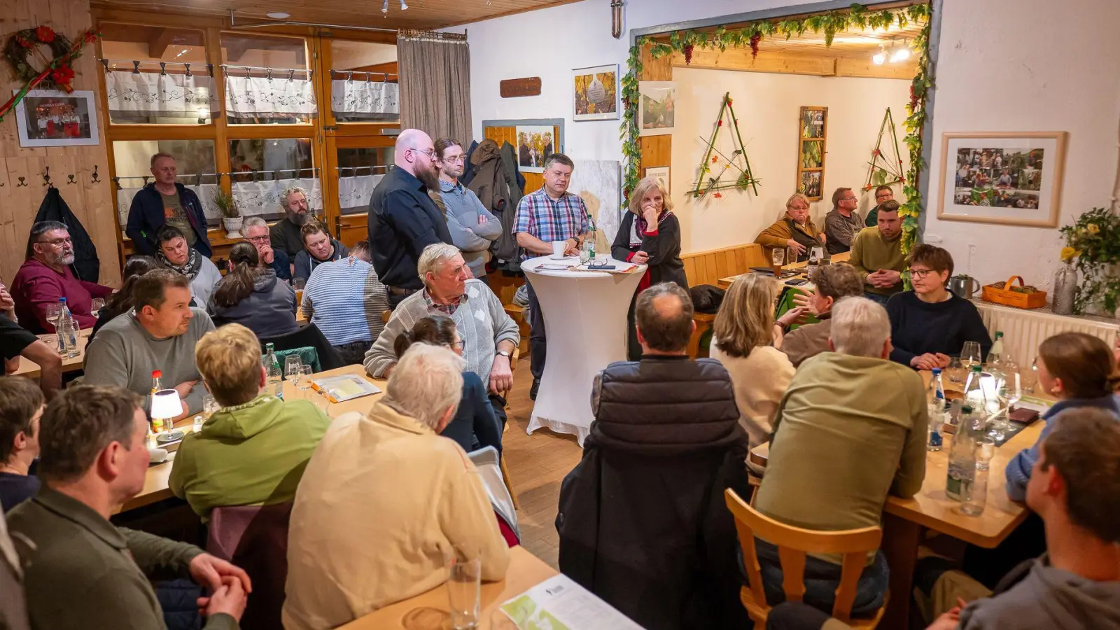 Volles Haus bei der Diskussion der drei Ippesheimer Bürgermeisterkandidaten in Bullenheim.  (Foto: Mirko Fryska)