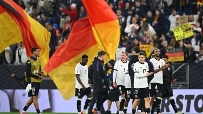 Die DFB-Spieler lassen sich für ihren klaren Sieg gegen Luxemburg feiern.  (Foto: Tom Weller/dpa)