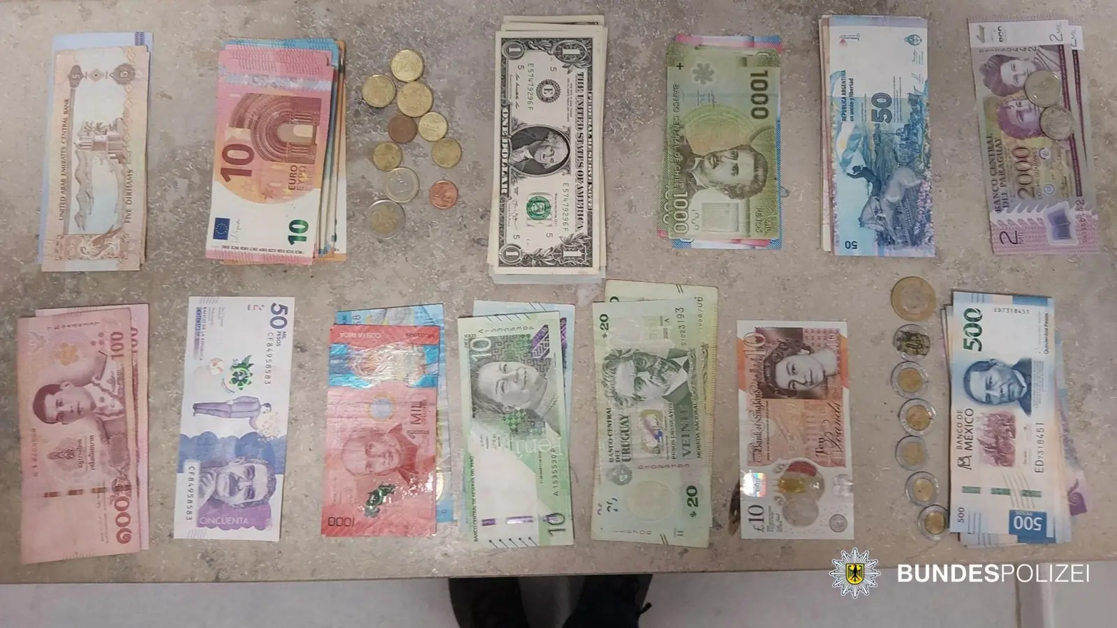 Einen Rucksack mit umgerechnet 5.260 Euro in dreizehn verschiedenen Währungen hat ein Tourist aus Paraguay in einer Münchner S-Bahn vergessen.  (Foto: -/Bundespolizeidirektion München/dpa)