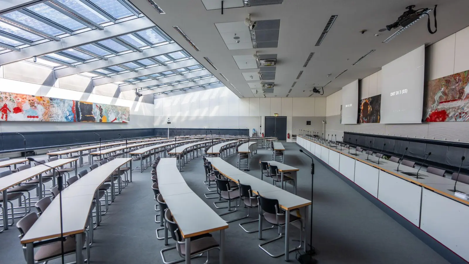 Den Sitzungssaal der SPD haben die Sozialdemokraten „Otto-Wels-Saal“ getauft. (Archivbild) (Foto: Michael Kappeler/dpa)