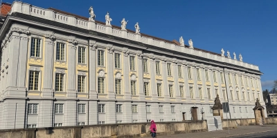 Die von Gabriel de Gabrieli gestaltete Hauptfassade der Ansbacher Residenz ist nun wieder in ihrer vollen Pracht zu sehen. Auch das Gerüst links vom Eingangsportal wurde abgebaut.  (Foto: Lara Hausleitner)