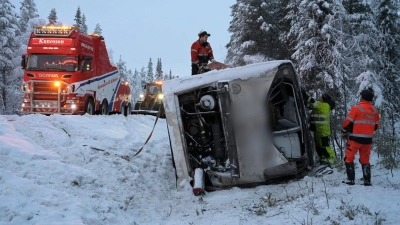 Der Bus kippte in der Nähe von Vilhelmina im Norden von Schweden von einer Schnellstraße. (Foto: Erik Abel/TT News Agency/AP)