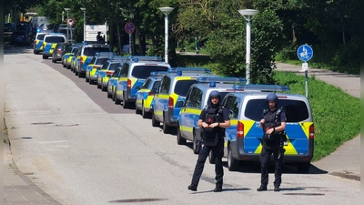 Polizisten sind im Einsatz bei einer Bedrohungslage an einem Schulzentrum in Lübeck. (Foto: Volker Gerstmann/dpa)