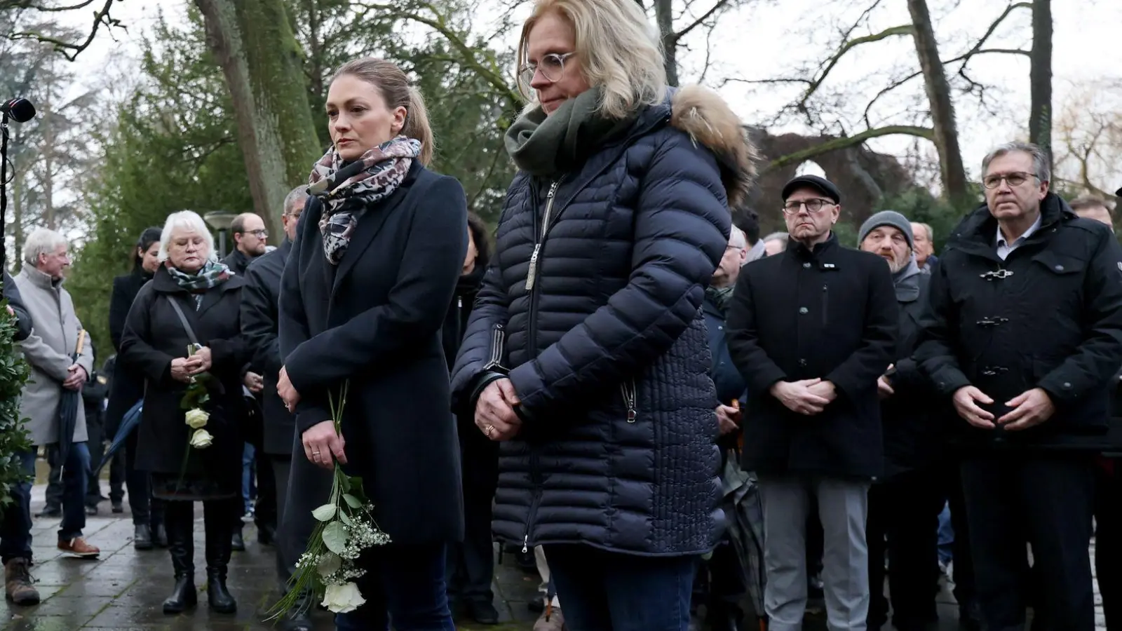 Andrea Lindholz (CSU, r) bei einer Kranzniederlegung nach dem tödlichen Angriff im Park.  (Foto: Daniel Löb/dpa)