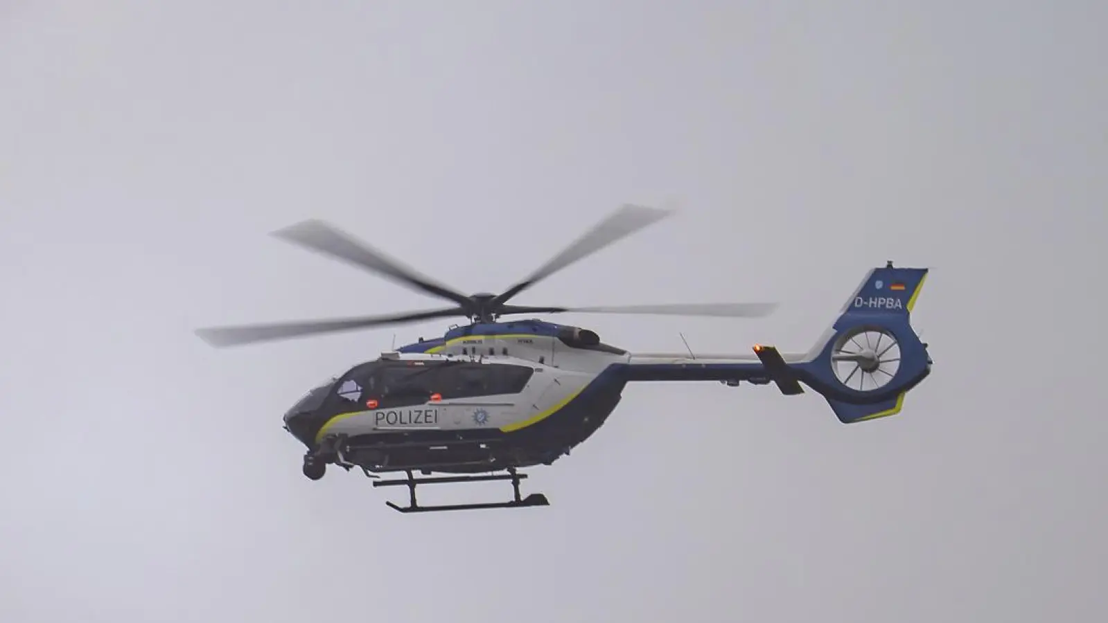 Bei der Suche nach einer Frau aus Neustadt/Aisch war auch ein Polizeihubschrauber im Einsatz (Foto: Mirko Fryska)