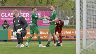 Das Ende der Ansbacher Torflaute: Torschütze Riko Manz (Mitte) und Niklas Seefried, der den Treffer zum 1:1 vorbereitet hat, klatschen sich ab. Türkgücüs Torwart Felix Thiel kniet konsterniert nieder. Zum Sieg reichte es für Ansbach aber nicht, es blieb im Regionalliga-Heimspiel beim 1:1. (Foto: Martin Rügner)