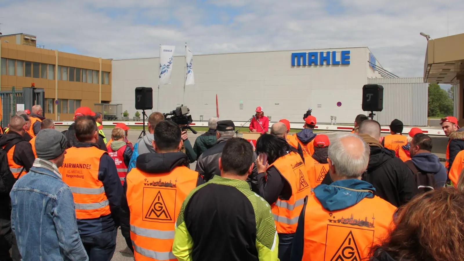 Die IG Metall hat aktuell zum 24-stündigen Warnstreik in Neustadt aufgerufen. (Handout) (Foto: Andreas Schmal/IG Metall/dpa)