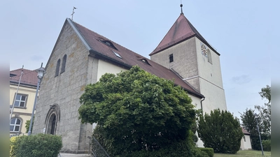 Über der Kirche in der Ortsmitte von Petersaurach ziehen Regenwolken auf. Konzeptionell stehen den Kirchengemeinden in der Region West Veränderungen bevor, die im Zusammenhang stehen mit dem allgemeinen Umbruch in der Evangelischen Kirche.  (Foto: Lara Hausleitner)