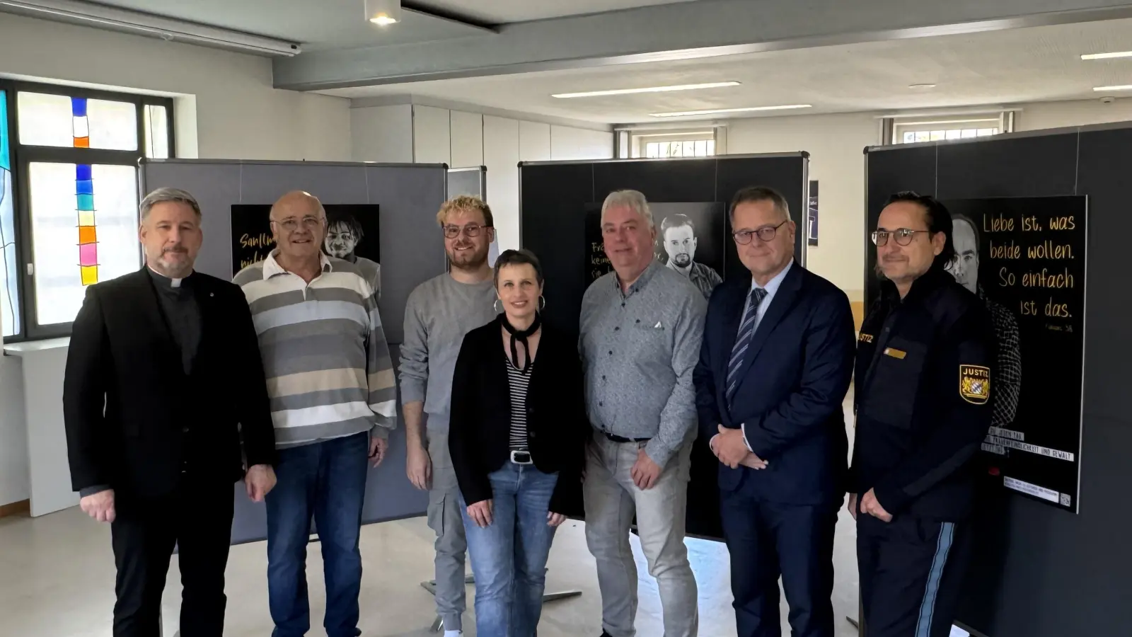 Diskutierten mit Gefangenen anhand einer Ausstellung über das Männerbild (von links): Dieter Hinz, Norbert Küfeldt, Markus Schlötterer, Lisa-Marie Buntebarth, Matthias Becker, Thomas Vogt und Andreas Knörr. (Foto: Philipp Warausch)