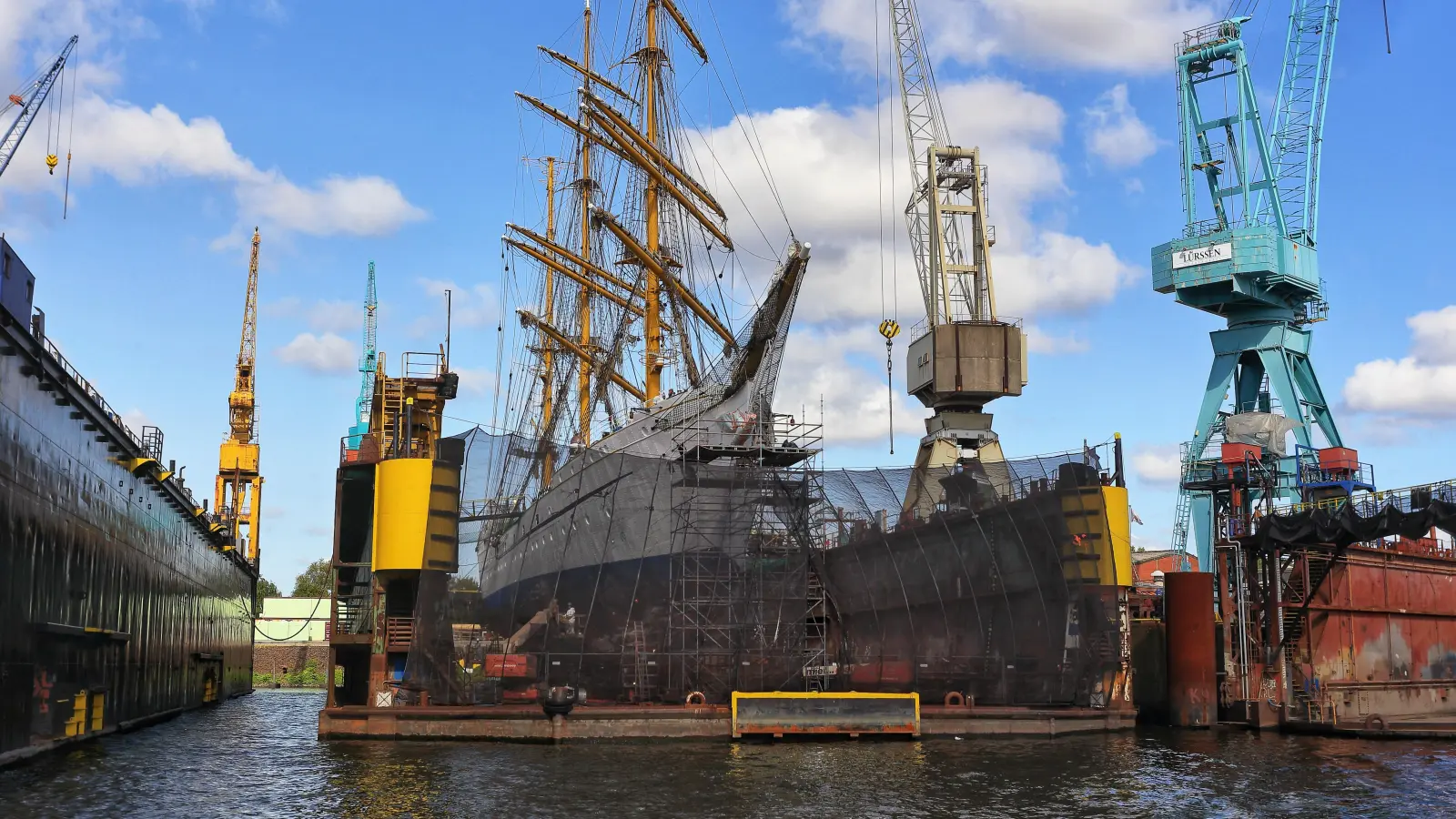 Das Segelschulschiff „Gorch Fock“ der Deutschen Marine liegt zur Zwischeninstandsetzung im Schwimmdock. (Foto: Thomas Wirth)