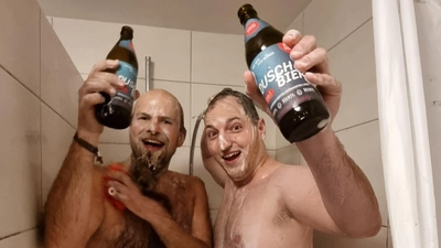 Wer braucht schon Wasser, wenn es Duschbier gibt? Das dachten sich Christian Zwanzger (links) und David Hertl. Die neue Rezeptur verbindet somit vier Funktionen in einer Flasche: für Haut, Haar, Haargenuss und zum Wassersparen. (Foto: Karl Zwanzger)