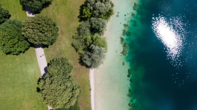 Die Einsatzkräfte verlegten eine Schlauchleitung vom Weiher bis zum Langwieder See. (Archivbild) (Foto: Sven Hoppe/dpa)
