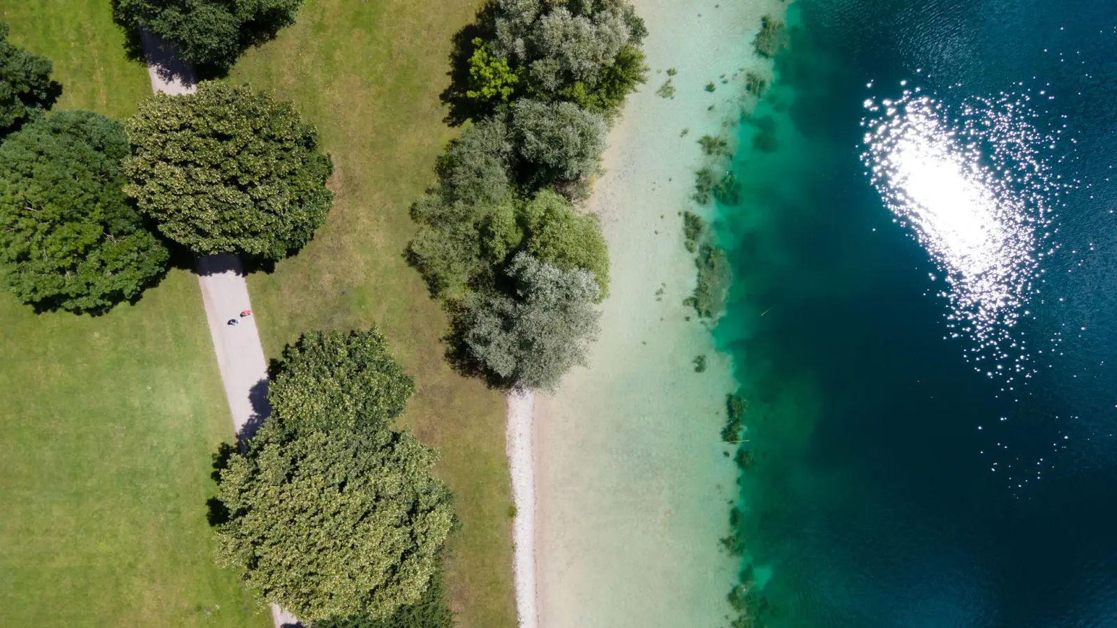 Die Einsatzkräfte verlegten eine Schlauchleitung vom Weiher bis zum Langwieder See. (Archivbild) (Foto: Sven Hoppe/dpa)