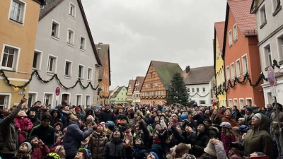 Menschenmassen drängten sich beim traditionellen Christkindlesrunterläuten am Tag des Heiligen Abends in Leutershausens Altstadt. (Foto: Laura Nadler)