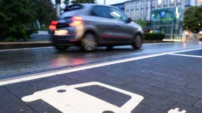 Steigende Rabatte machen Elektroautos billiger. (Archivbild) (Foto: Julian Stratenschulte/dpa)