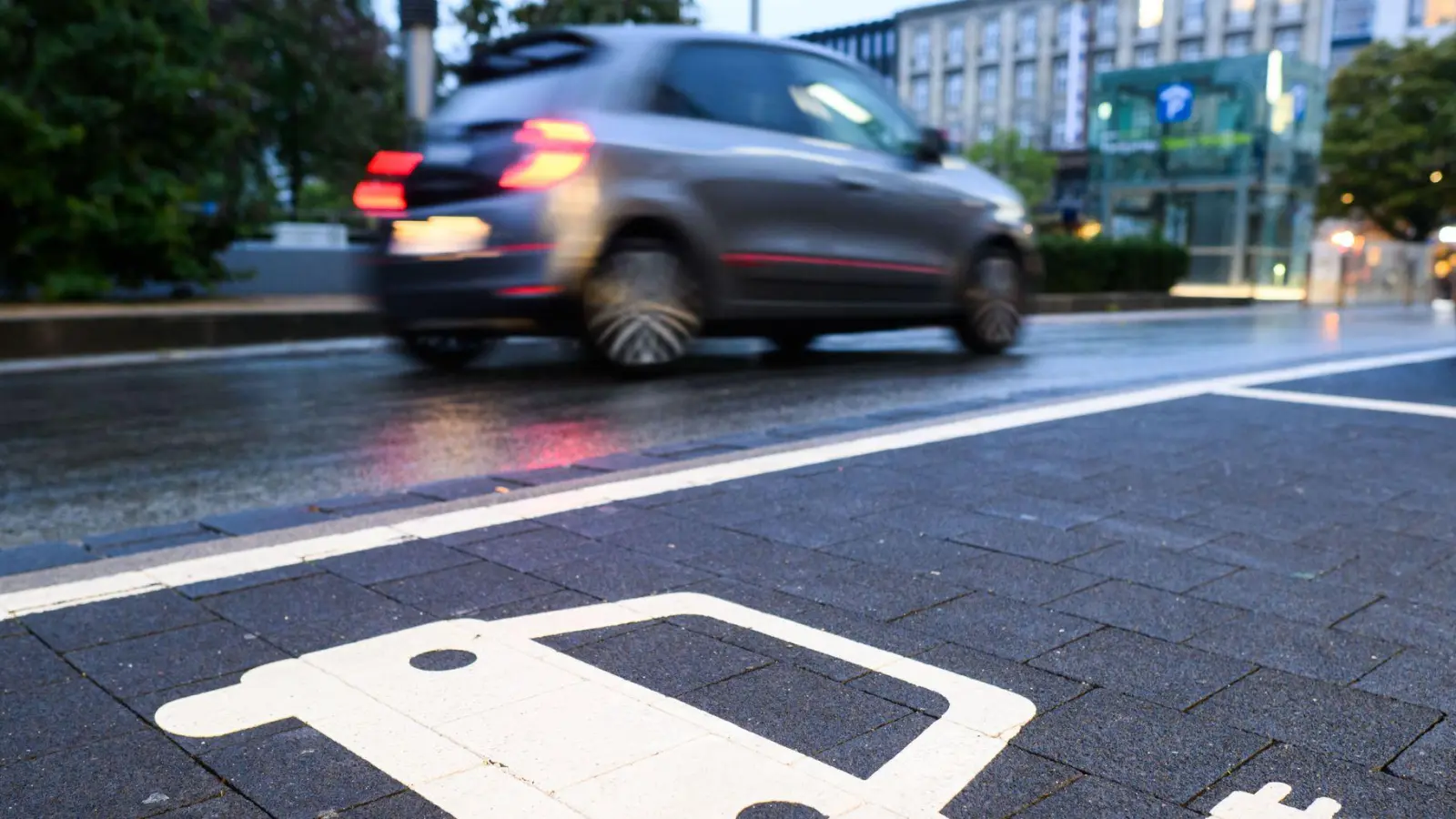 Steigende Rabatte machen Elektroautos billiger. (Archivbild) (Foto: Julian Stratenschulte/dpa)
