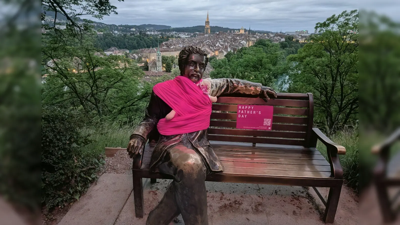 Eine Lanze für „moderne Papis“ - Aktion mit pinken Babytragetüchern.  (Foto: Handout Operation Libero/Operation Libero/dpa)