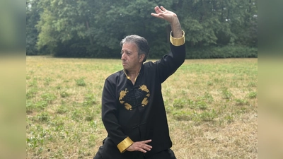Großmeister Armen Minasjan zeigt eine Qigong-Bewegung: Wer bei dem sanften Training mit Atemübungen mitmachen möchte, kann am Samstag, 1. August, um 10 Uhr in den Ansbacher Stadtgraben kommen.  (Foto: Lara Hausleitner)