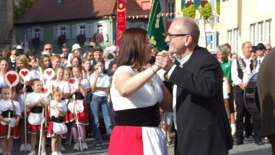 Lena Herrmann darf dieses Mal als Oberschützenliesel mit Bürgermeister Dr. Ulrich Grünwald vor viel Publikum den Pflasterwalzer auf dem Marktplatz tanzen. Für den neuen Rathauschef ist es eine Premiere.  (Foto: Jasmin Kiendl)