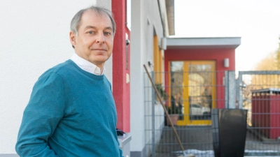 Armin Pfister ist der einzige Bürgermeisterkandidat in Rügland. Er möchte gerne ins Rollen bringen, dass die Gemeindeverwaltung aus dem Kindergarten (hier hinter ihm zu sehen) ausziehen kann.  (Foto: Evi Lemberger)