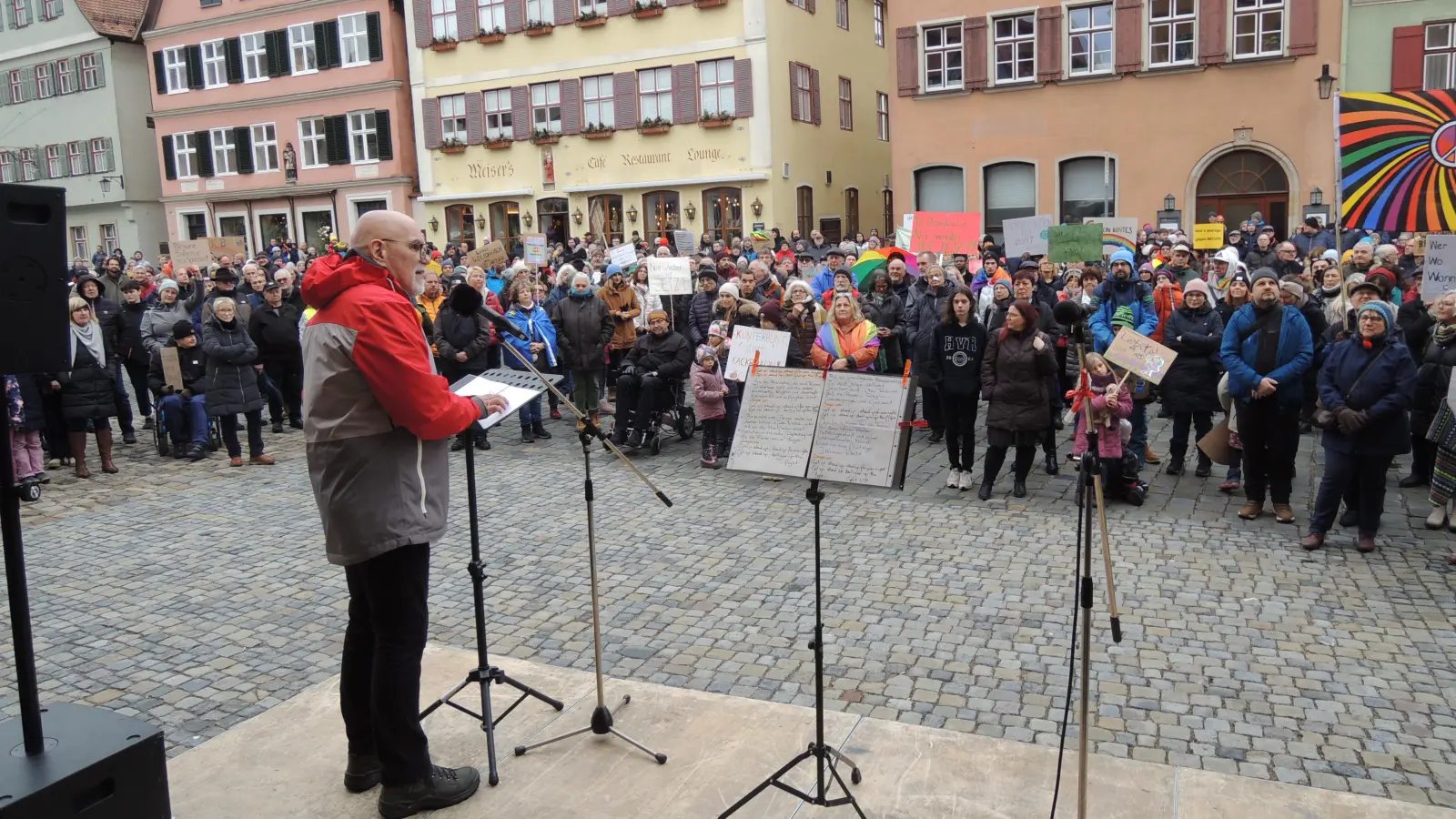 Der Begriff „Remigration” steht für „Deportation”: Versammlungsleiter Uland Spahlinger. (Foto: Peter Zumach)