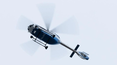 Die Polizei suchte das Waldgebiet im Landkreis Roth auch mit einem Hubschrauber nach dem Autodieb ab. (Symbolbild: Silas Stein/dpa)