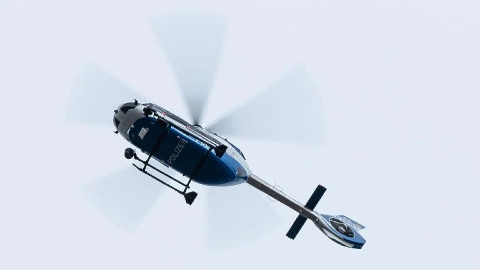 Die Polizei suchte das Waldgebiet im Landkreis Roth auch mit einem Hubschrauber nach dem Autodieb ab. (Symbolbild: Silas Stein/dpa)