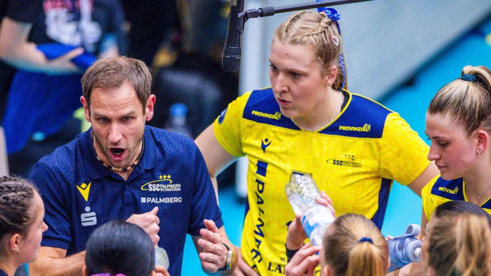 Trainer Felix Koslowski und die Schweriner Volleyballerinnen triumphierten nach einem 0:2-Satzrückstand. (Foto: Jens Büttner/dpa)
