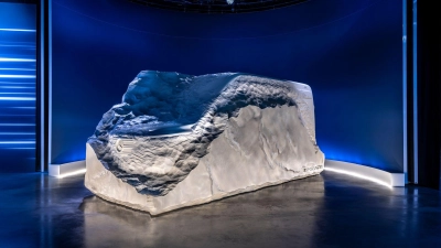 Bildhauerischer Vorgeschmack auf die neue Van-Generation: Mercedes hat eine Skulptur enthüllt, die erste Designhints für die kommenden Kastenwagen gibt. (Foto: Mercedes-Benz AG/dpa-tmn)