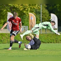 Da dachten alle, jetzt steht es gleich 1:1, doch der Schiedsrichter wollte ein Foul von Louis Hirschmann (in Rot) gesehen haben, nachdem sich die Bucher Tobias Geishöfer (unten) und Patrick Bogner gegenseitig über den Haufen gerannt hatten. (Foto: Martin Rügner)