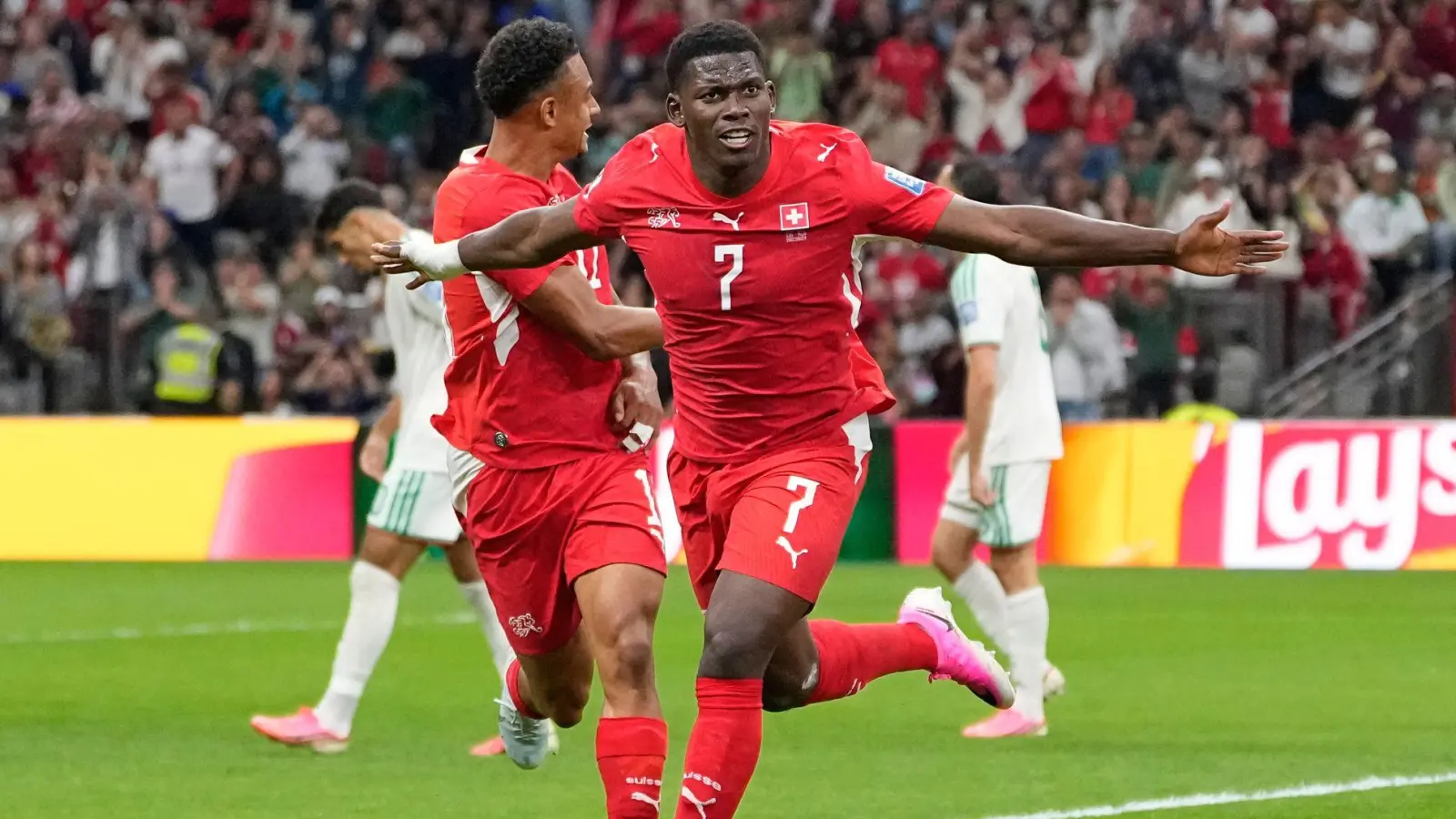 Die Schweiz durfte früh dank Embolo jubeln. (Foto: Lindsey Wasson/AP/dpa)
