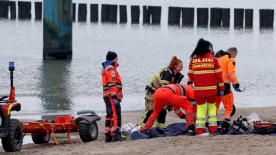 Rettungskräfte bargen einen Mann leblos aus der Ostsee vor Graal-Müritz.  (Foto: Bernd Wüstneck/dpa)
