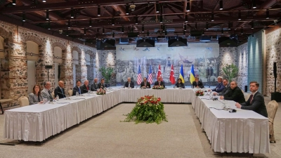 Ukrainische und russische Vertreter haben sich im Istanbuler Dolmabahce-Palast getroffen. (Foto: Francisco Seco/AP Pool/AP/dpa)