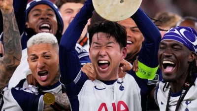 Kapitän Heung-Min Son bejubelt seine erste Trophäe mit Tottenham Hotspur. (Foto: Manu Fernandez/AP/dpa)