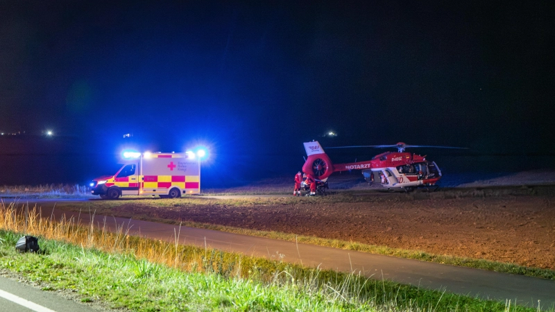 Bei einem schweren Verkehrsunfall auf der B470 bei Dietersheim sind am Donnerstag eine Fahrradfahrerin und ein Motorradfahrer schwer verletzt worden. (Foto: NEWS5 / Kevin Weddig)