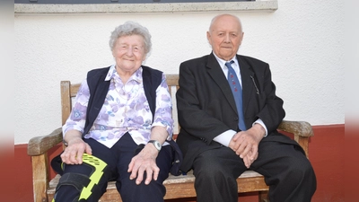 Freuten sich an ihrem besonderen Tag über viele Gratulanten: Maria und Karl Wagner aus Obermögersheim. (Foto: Peter Tippl)