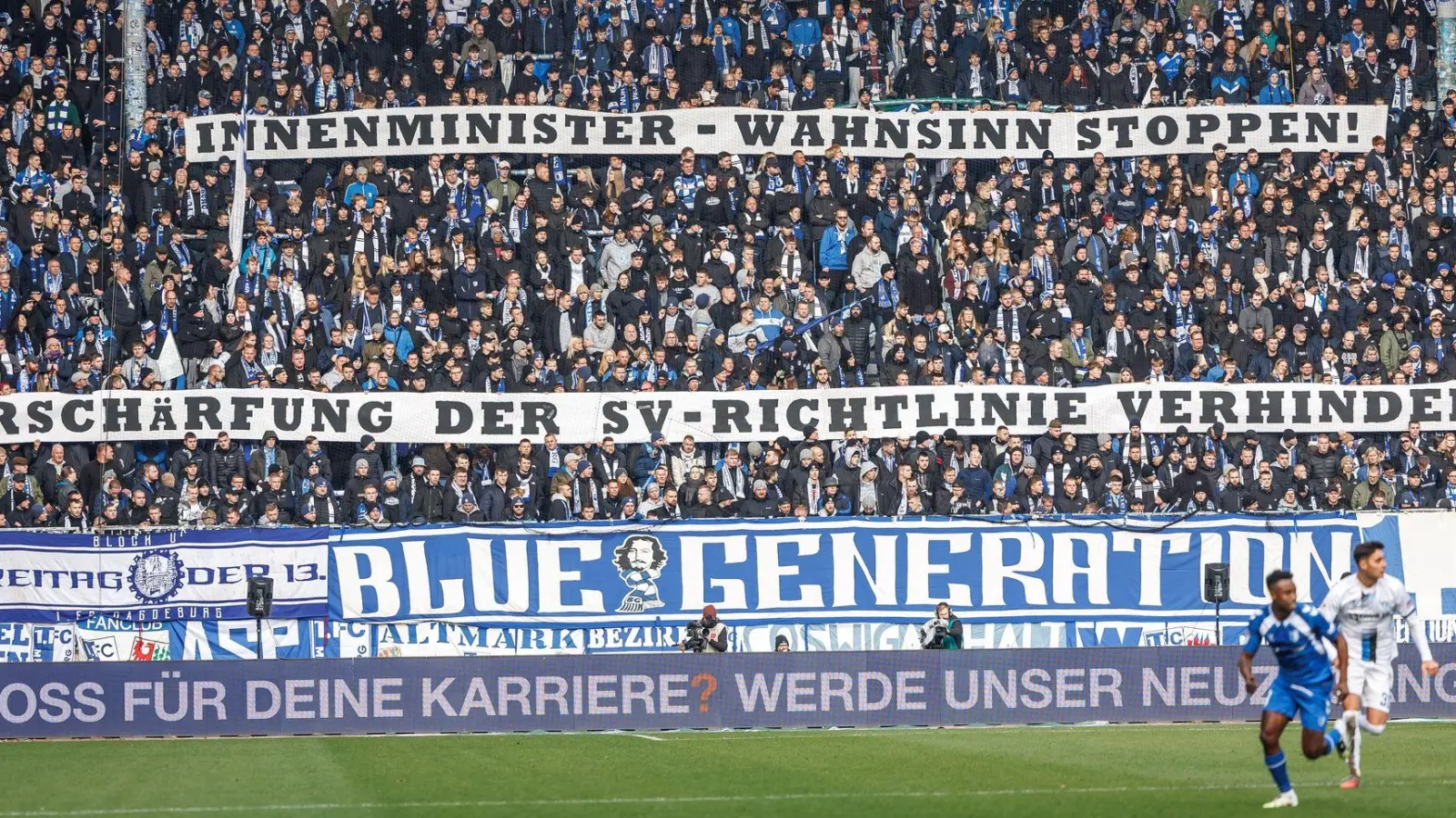 Fanproteste beim Zweitliga-Spiel 1. FC Magdeburg - SC Paderborn. (Archivfoto) (Foto: Andreas Gora/dpa)