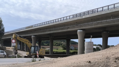 Die neue Autobahnbrücke bei Lichtenau ist fertig. Lärmschutzwände bekommt sie aber erst, wenn der Abschnitt ab der Anschlussstelle Lichtenau in Richtung Westen in einigen Jahren sechsspurig ausgebaut wird.  (Foto: Thomas Schaller)