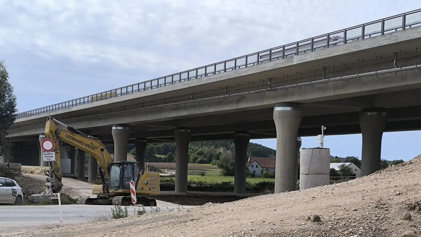 Die neue Autobahnbrücke bei Lichtenau ist fertig. Lärmschutzwände bekommt sie aber erst, wenn der Abschnitt ab der Anschlussstelle Lichtenau in Richtung Westen in einigen Jahren sechsspurig ausgebaut wird.  (Foto: Thomas Schaller)