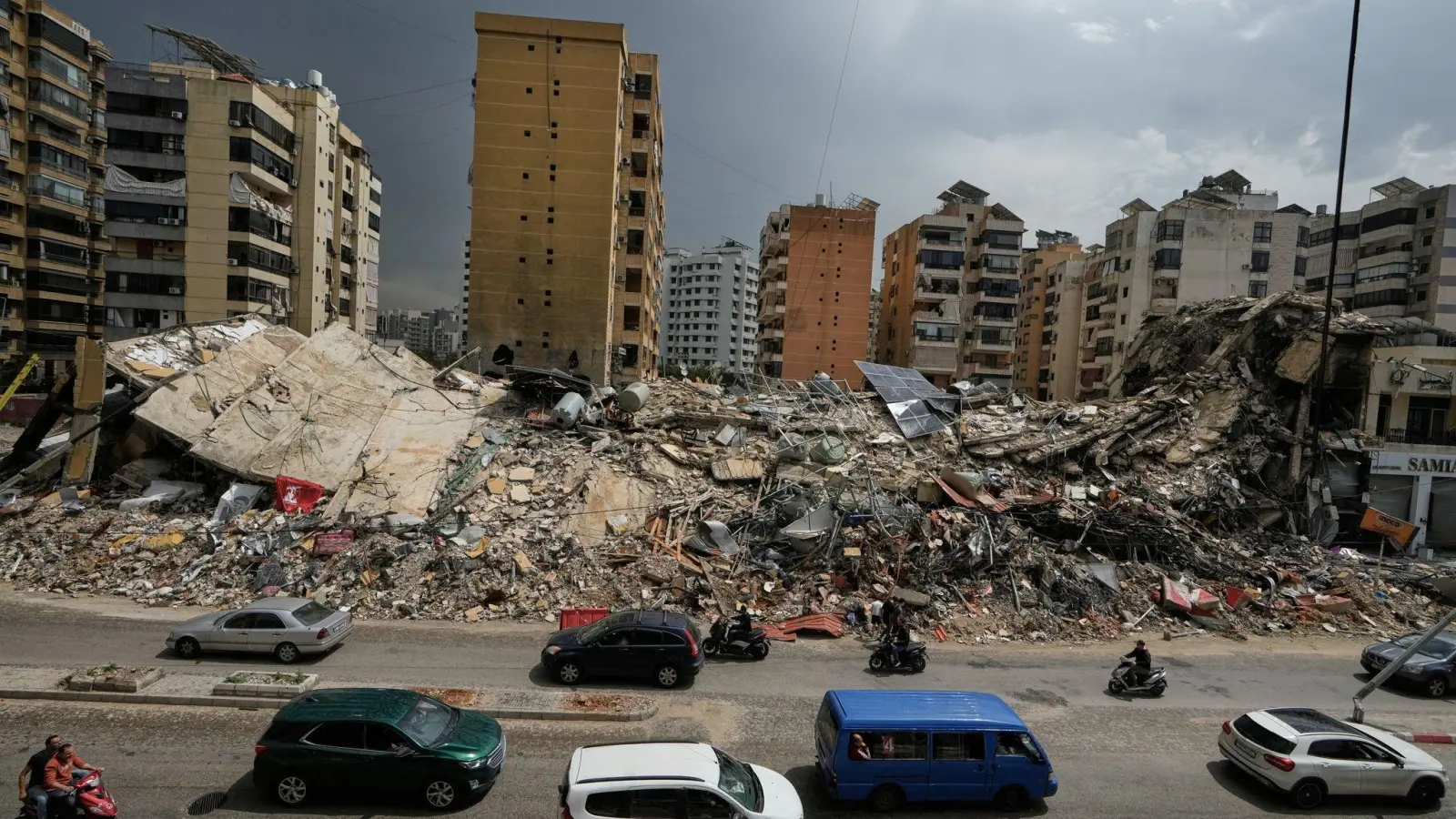 Zerstörte Gebäude bei früherem Angriff Israels in Dahija, südlichen Vororten von Beirut. (Archivbild) (Foto: Bilal Hussein/AP/dpa)
