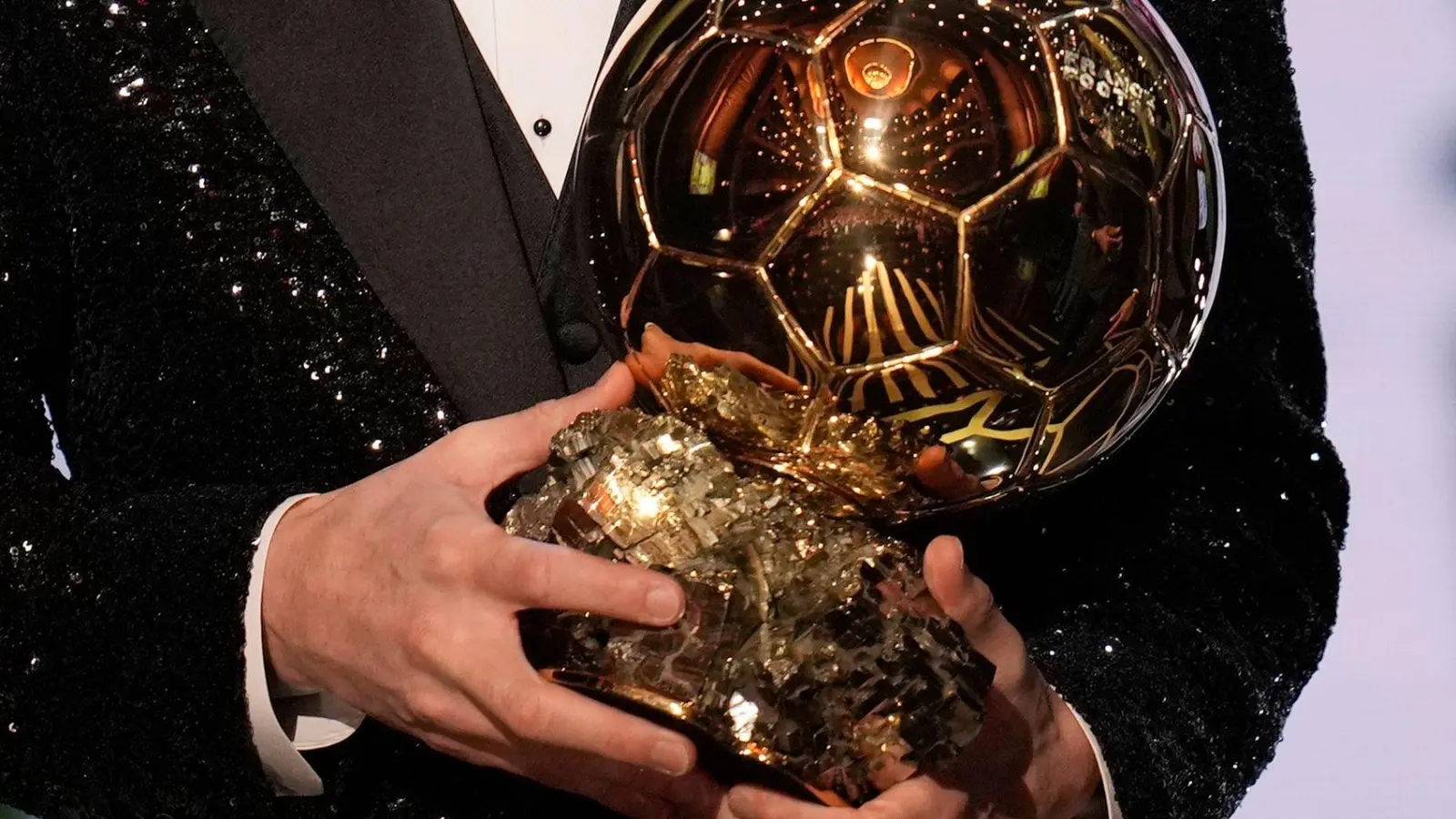 Der Goldene Ball ist im Profifußball ein Prestigepreis. (Archivbild) (Foto: Christophe Ena/AP/dpa)
