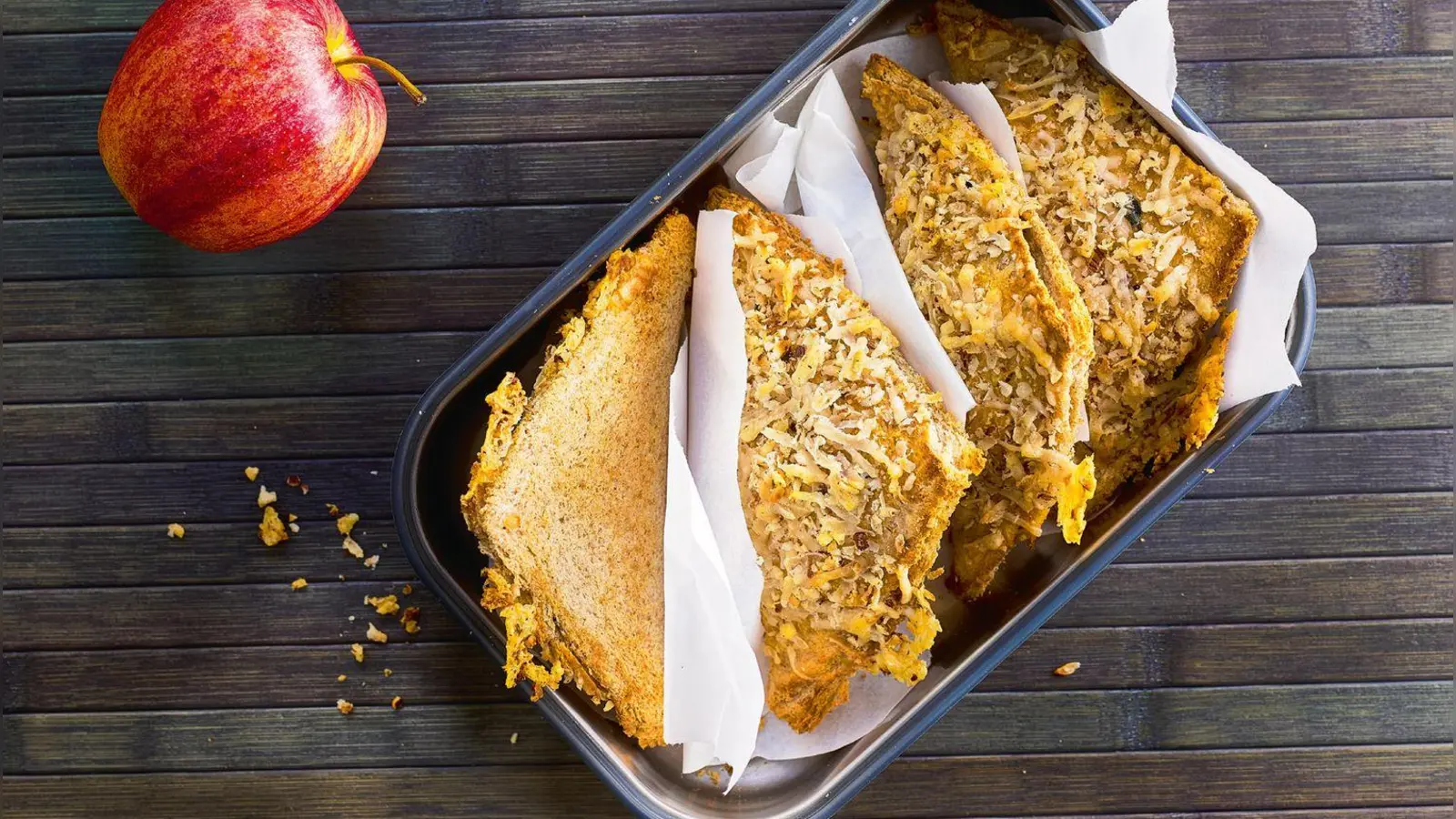 Damit die Füllung während der Pause auf der Piste nicht herausquillt, sollte sie in den  Spinat-Feta-Taschen gleichmäßig verteilt werden. Auch die Ränder sind gut mit einer Gabel zu verschließen. (Foto: Bui Vössing/Hölker Verlag/dpa-tmn)