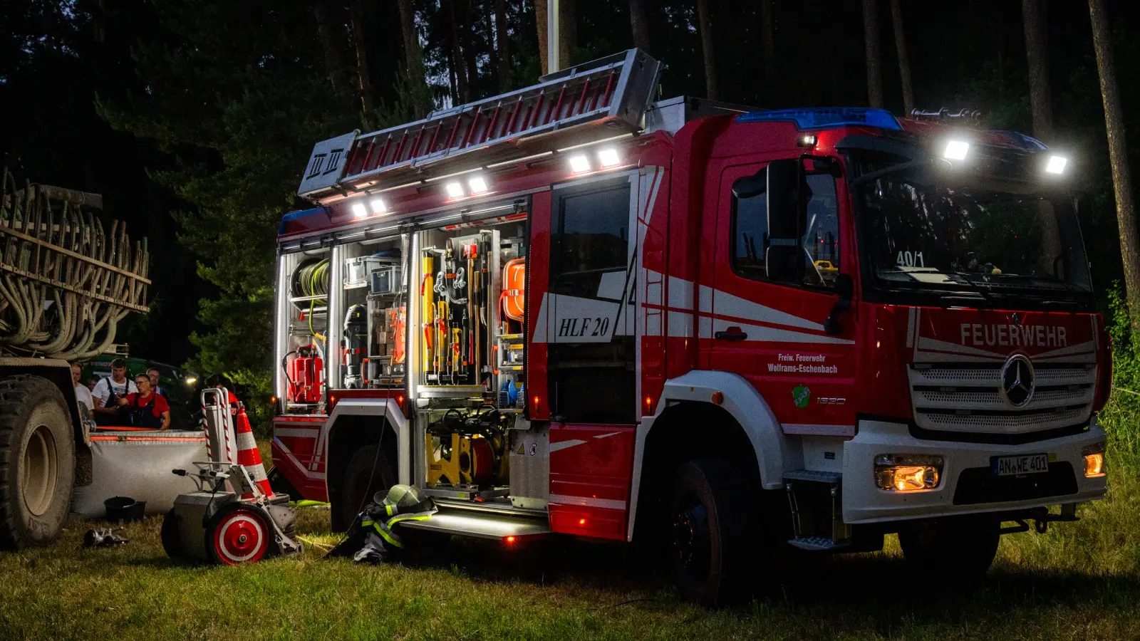 Nachtwache: Die Feuerwehr hat eine sogenannte Brandwache eingerichtet, bei der über die ganze Nacht hinweg nach Glutnestern gesucht und der Wald überwacht wird.  (Foto: René Chlopotowski)