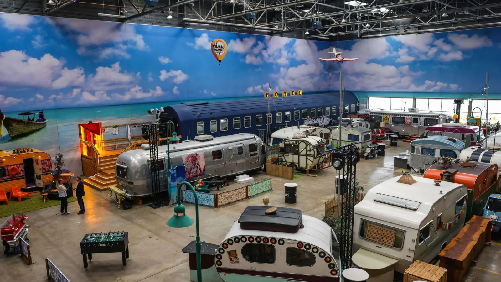 Nass werden kann man nicht: Das Basecamp in Bonn garantiert Trocken-Camping. (Foto: Oliver Berg/dpa)