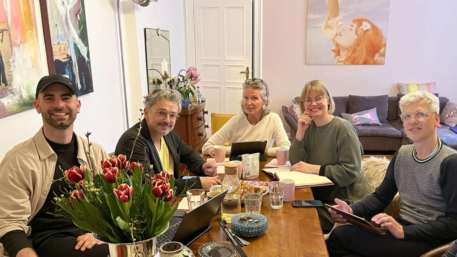 Bei der Leseprobe in Katja Wolffs Wohnzimmer (von links): Thomas Heep, Alexander Wipprecht, Katja Wolff, Britta Boehlke und Carsten Golbek. (Foto: Paul Wolff)