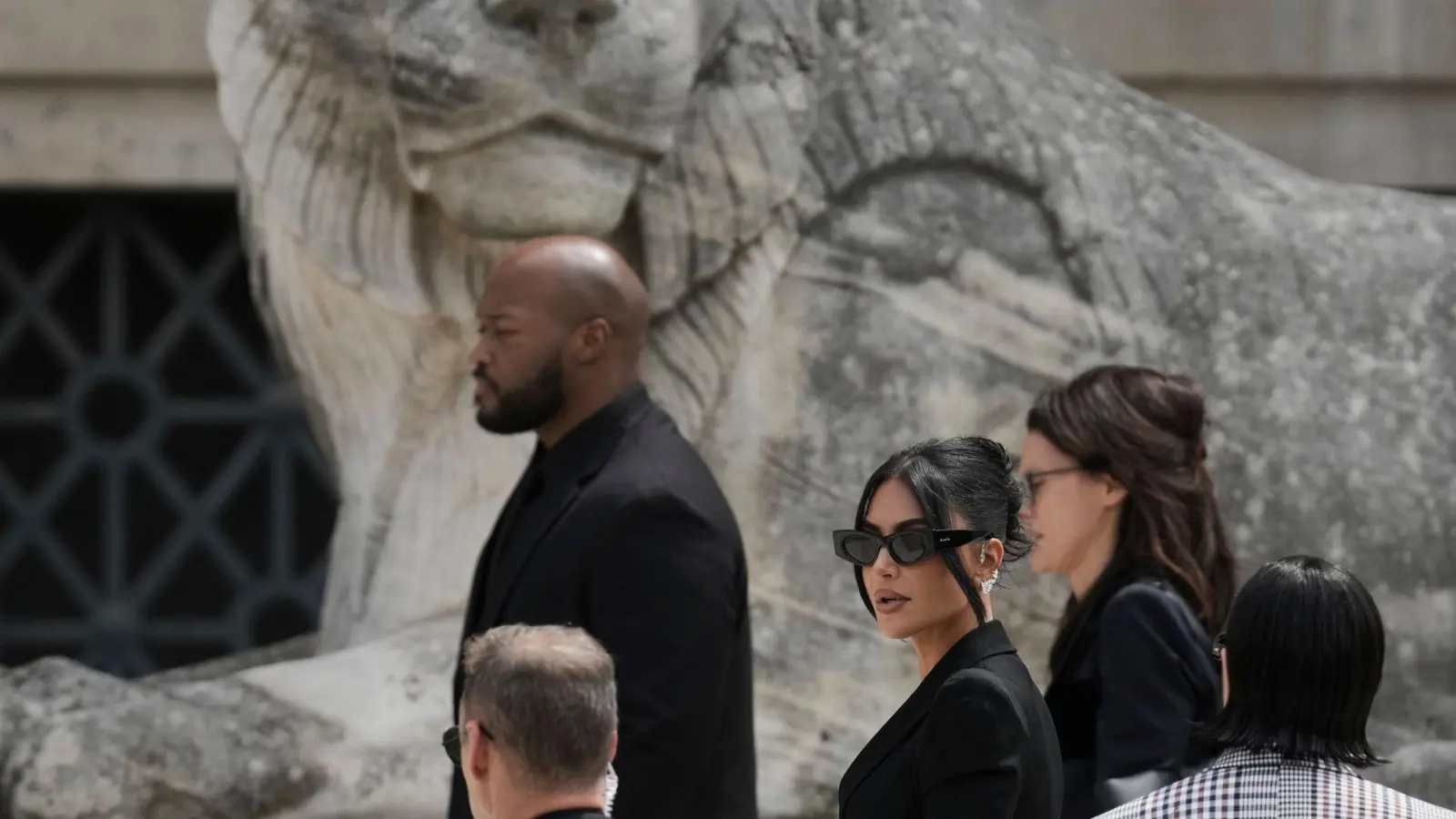Kim Kardashian berichtete vor Gericht von ihrer Panik und Todesangst während des Raubüberfalls auf sie. (Foto: Aurelien Morissard/AP/dpa)
