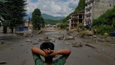 Ein Junge betrachtet die Verwüstungen durch die Sturzflut in Nepal. (Archivbild) (Foto: Niranjan Shrestha/AP/dpa)