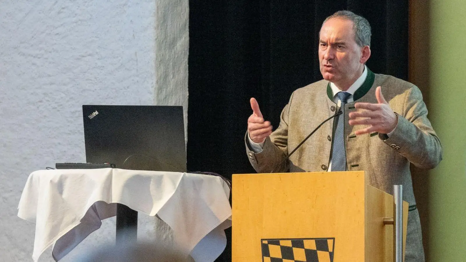 Hubert Aiwanger (Freie Wähler), Wirtschaftsminister von Bayern, spricht während einer Diskussionsveranstaltung zum geplanten Windpark Altötting. (Foto: Armin Weigel/dpa)