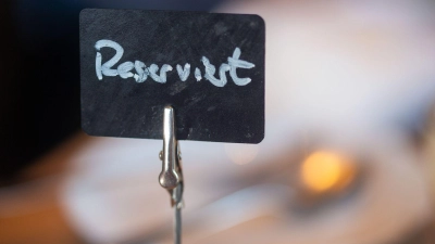 Wer im Restaurant einen Tisch reserviert und nicht erscheint, kann vom Wirt zur Kasse gebeten werden. (Foto: Fernando Gutierrez-Juarez/dpa/dpa-tmn)
